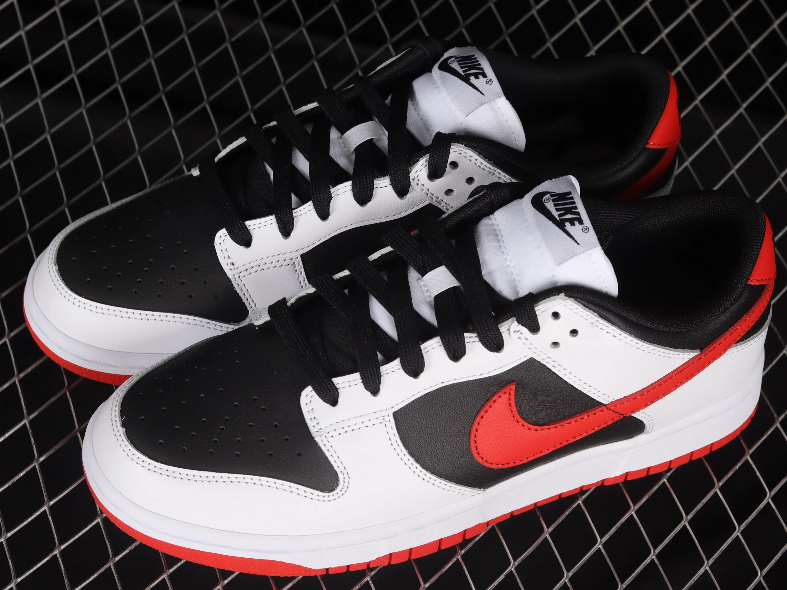 All categories Nk SB Dunk series Nk SB Dunk Low low-top sneakers C version Nk Dunk Low white, black and red color matching SB low-top sports and leisure sneakers FD9762-061